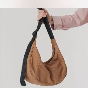 BAGGU Medium Crescent Bag in Cocoa
